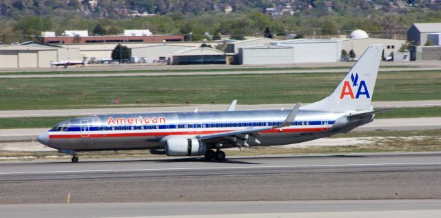 Boeing 737-800 (N902NN)