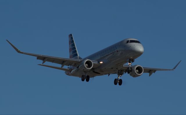 Embraer 175 (N246NN)