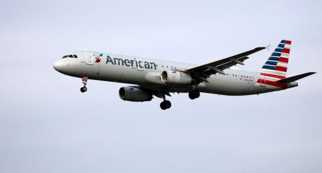 Airbus A321 (N542UW) - On final is this 2009 American Airlines Airbus A321-231 from the Autumn of 2020.