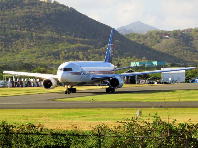 BOEING 767-200 (N741AX)