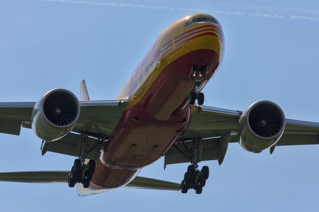 Boeing 777-200 (G-DHLY)