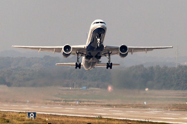 Boeing 757-200 (EC-ISY) - DEPARTURE PHOTOGRAPHED AT THE 7TH OF OCTOBER 2013. THE NEXT DAY IT WAS BACK AGAIN.