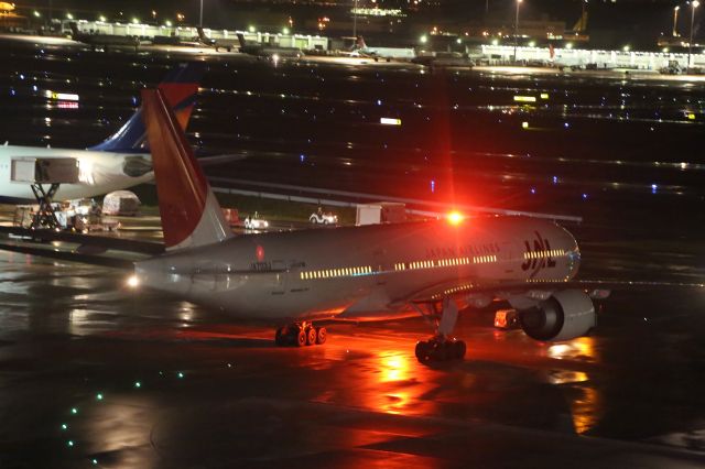 Boeing 777-200 (JA703J)