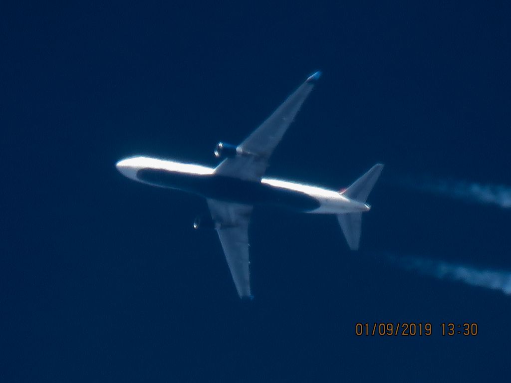 BOEING 767-300 (N199DN)