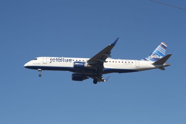 Embraer ERJ-190 (N358JB) - B6463 EWR-JAX 12/29/21