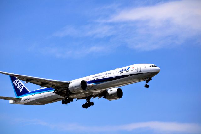 BOEING 777-300ER (JA792A) - ANA Tomodachi livery on approach into O'Hare