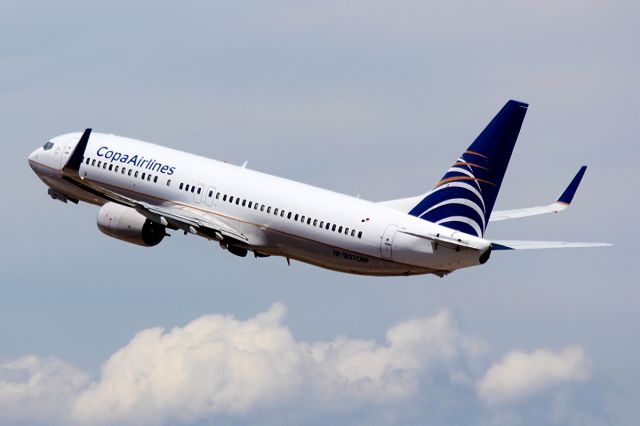 Boeing 737-700 (HP-1827CMP)