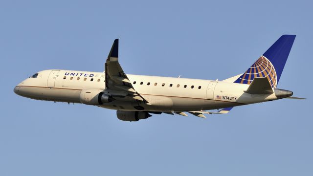 Embraer 170/175 (N742YX)