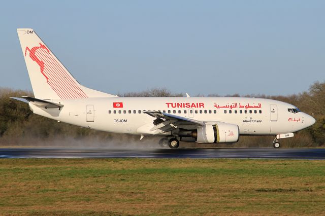 BOEING 737-600 (TS-IOM)