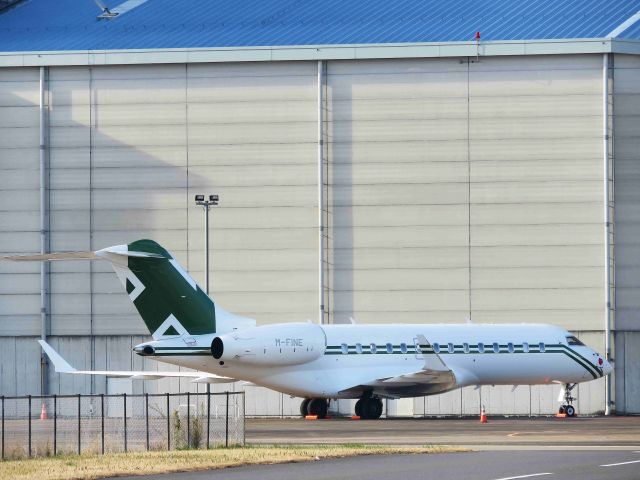 Bombardier Global 5000 (M-FINE) - I take a picture on Dec 13, 2016.