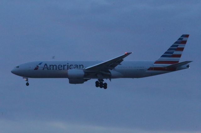 Boeing 777-200 —