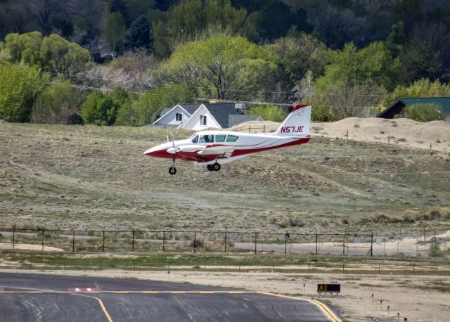 Piper Apache (N57JE) - Landing at KGJT. 2022