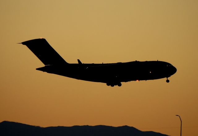 Boeing Globemaster III — - C-17 coming into 35L at dusk.