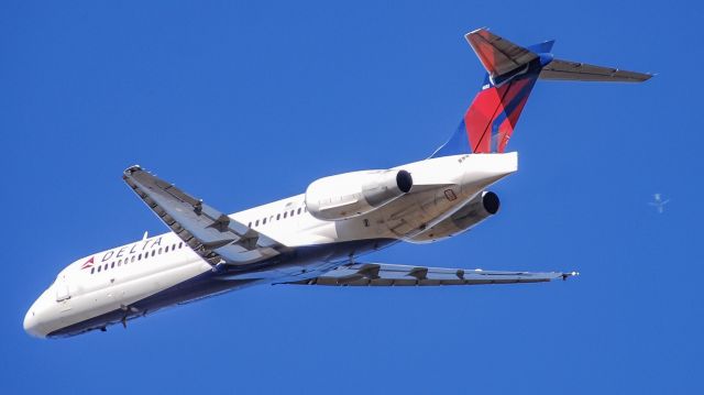 Boeing 717-200 (N906AT) - A Delta 717 headed back to ATL.  Note the Delta A321 flying high above just behind the tail of the 717.