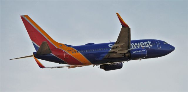 Boeing 737-700 (N7827A)