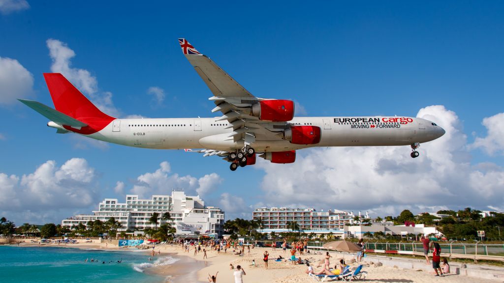 Airbus A340-600 (G-ECLB) - Maho beach