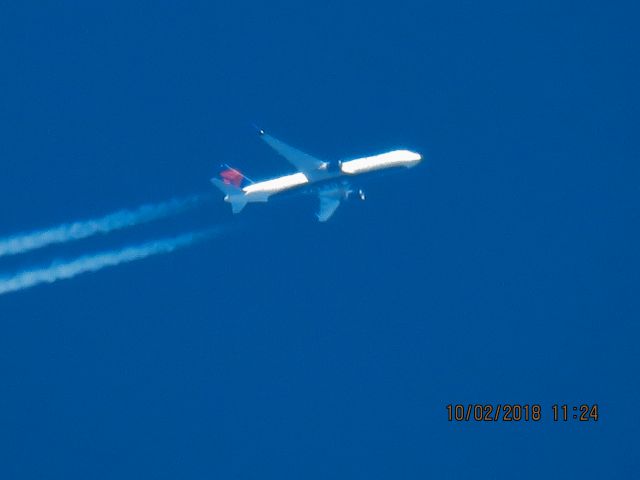 BOEING 767-300 (N176DN)