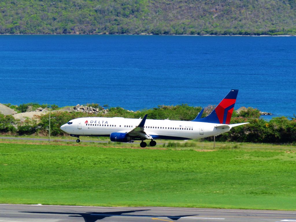 Boeing 737-800 (N379DA)