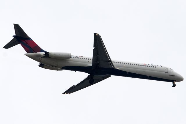 McDonnell Douglas DC-9-50 (N774NC) - Delta 2291 from KDTW following his company DC-9 for 27L.