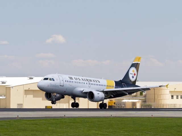 Airbus A319 (N733UW) - This US Airways A319 is visiting Steelers Nation fans in Charlotte, North Carolina USA.