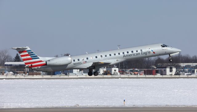 Embraer ERJ-145 (N660CL) - Taking off runway 14