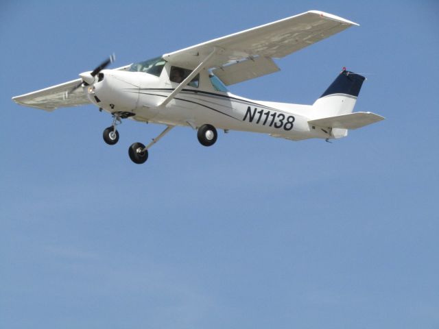 Cessna Commuter (N11138) - Landing RWY 24