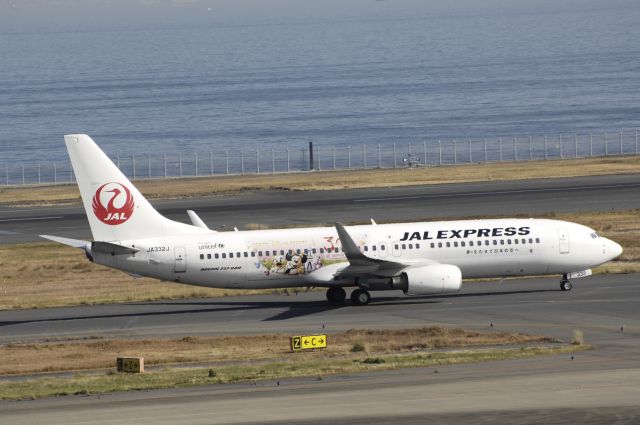 — — - Taxing at Haneda Intl Airport on 2013/12/01 "No6 JAL Happiness Express"