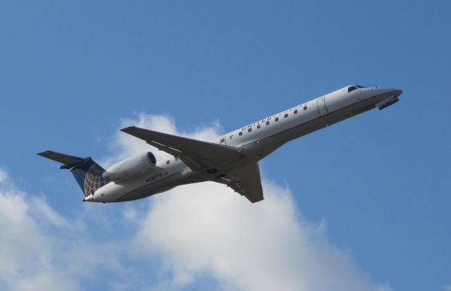 Embraer ERJ-145 (N13979)