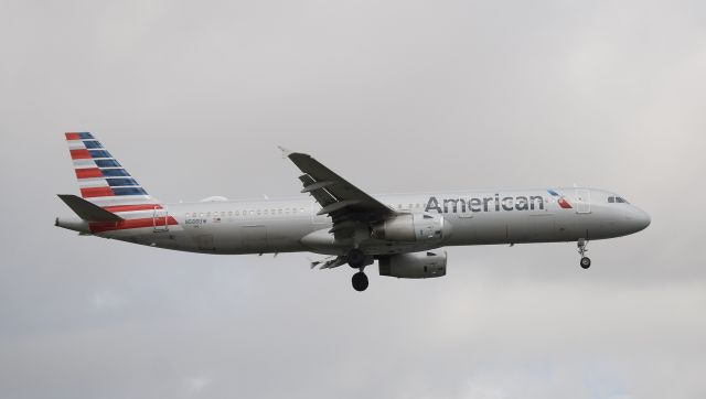 Airbus A321 (N586UW)