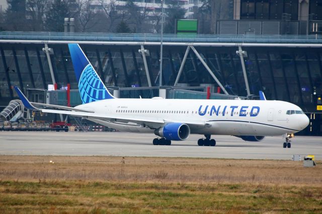 BOEING 767-300 (N665UA)