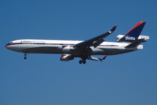 Boeing MD-11 (N803DE) - Final Approach to Narita Intl Airport Rwy34L on 2000/04/22