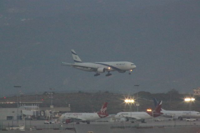 Boeing 777-200 (4X-ECE)