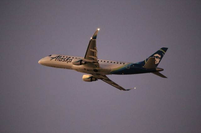 EMBRAER 175 (long wing) (N174SY)