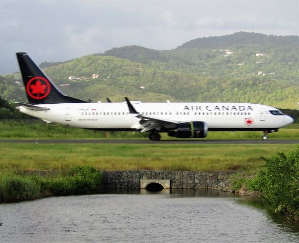 Boeing 737 MAX 8 (C-FSIP)