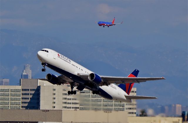 BOEING 767-300 (N129DL) - a rel=nofollow href=http://flightaware.com/live/flight/N129DL/history/20141102/2025Z/KLAX/KATLhttp://flightaware.com/live/flight/N129DL/history/20141102/2025Z/KLAX/KATL/a