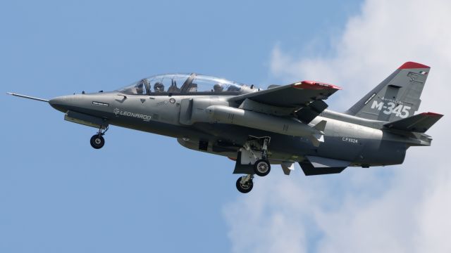 LEONARDO M-345 (CPX624) - touch and go 