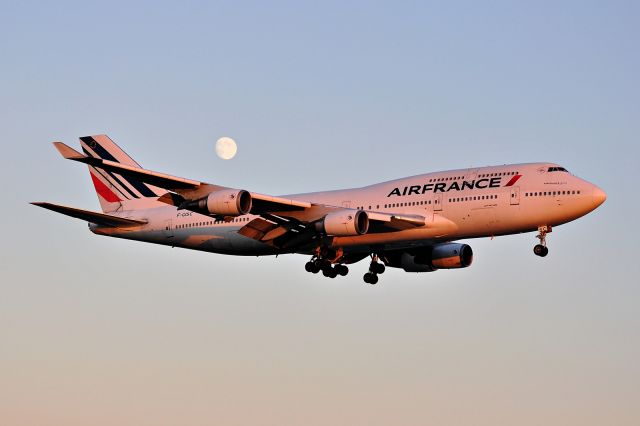 Boeing 747-400 (F-GISC) - Air France F-GISC is approaching YUL in the twilight