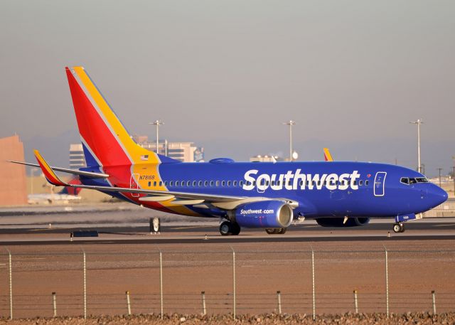 Boeing 737-700 (N7816B)