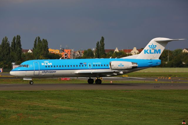 Fokker 70 (PH-KZD) - Note the photographer last window