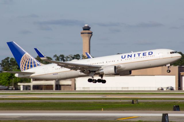 BOEING 767-300 (N666UA)