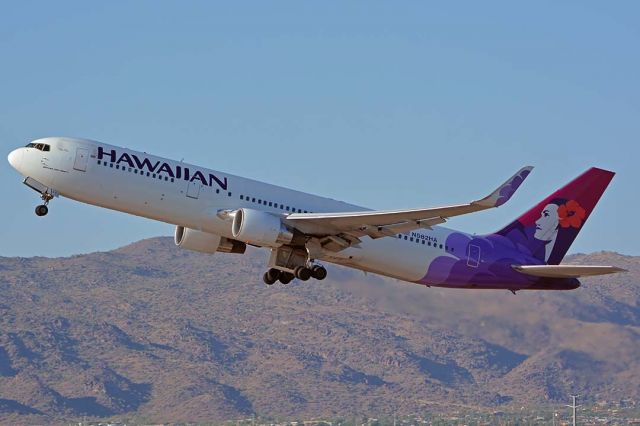 BOEING 767-300 (N582HA) - Hawaiian Boeing 767-33A(W) N582HA at Phoenix Sky Harbor on August 26, 2018.