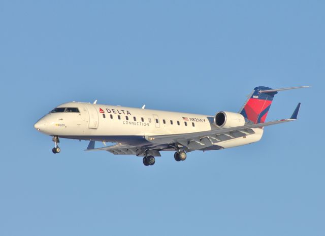 Canadair Regional Jet CRJ-200 (N829AY) - Short final into Des Moines Intl Airport's Runway 31