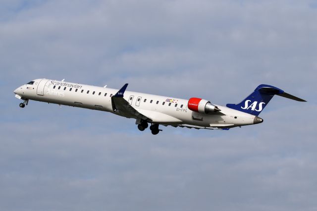 Canadair Regional Jet CRJ-900 (EI-FPG) - SAS2548 returning to Stockholm.
