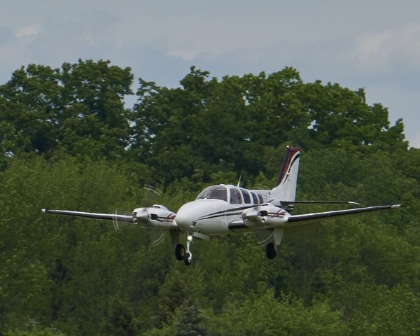 Beechcraft Baron (58) (N282EA) - Landing Runway 26