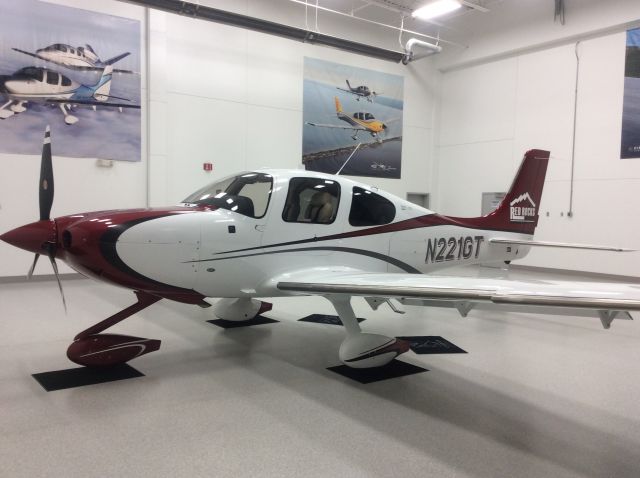 Cirrus SR-22 (N221GT)