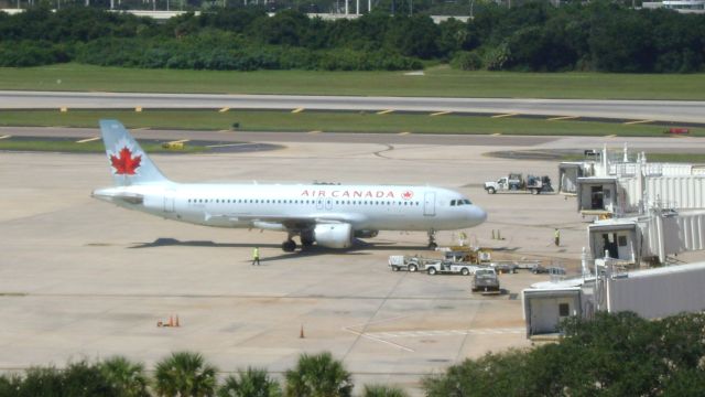 Airbus A320 (C-FDSN) - Taxiing up to gate