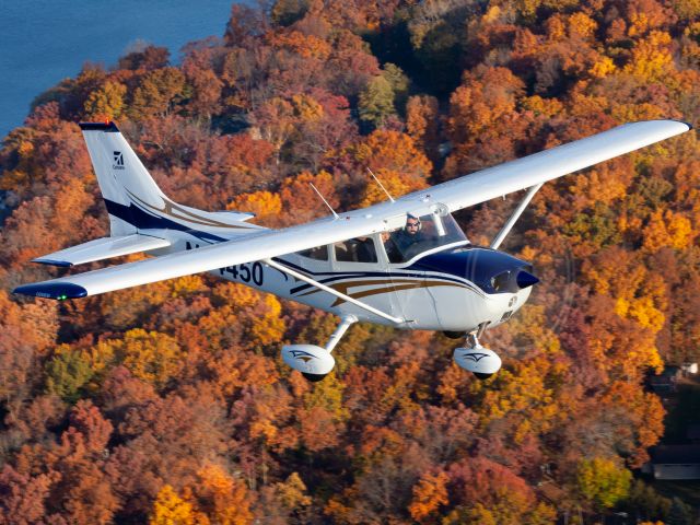 Cessna Skyhawk (N64450) - Fall colors.