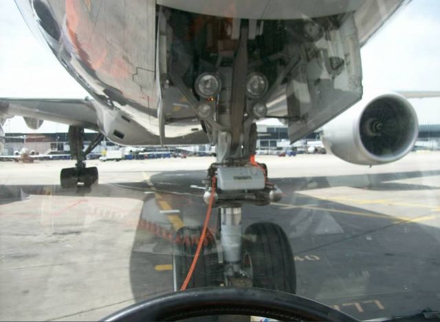 Boeing 777-200 —