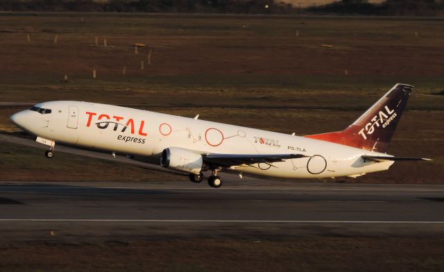 BOEING 737-400 (PS-TLA)