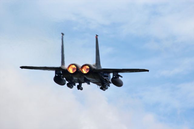 McDonnell Douglas F-15 Eagle (AFR87208) - Departing for Mountain Home AFB Idaho (389th Fighter Squadron F-15E) ....low and "on the deck" runway heading 36 Austin Straubel Field. 